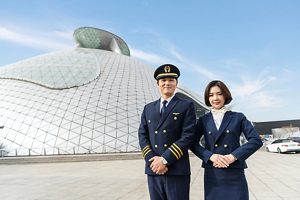 포토 JPG 주간 건축물 여자 남자 여행 유니폼 자동차 실내 서기 미소 상반신 20대 성인 야외 두명 앞모습 30대 한국인 공항 승무원 동료 손모으기 기장 인천국제공항 성인만 국내포토 자연요소 직업 옷 건축 육상교통 뷰포인트 관계 교통시설 모션 표정 사람 동양인 손짓 청년 내부 장년 인천 파일형식