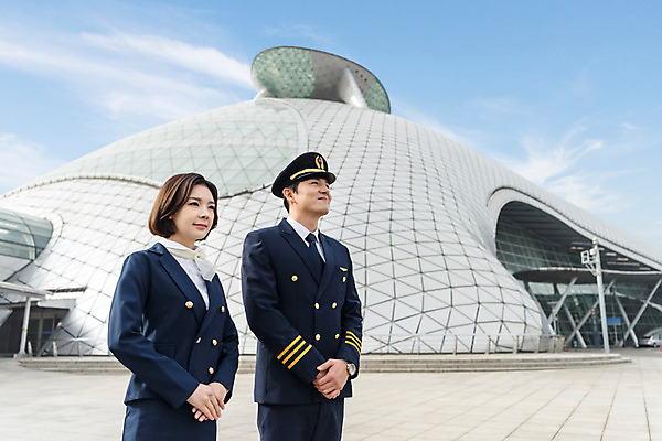 포토 JPG 주간 여자 남자 여행 유니폼 실내 서기 미소 상반신 20대 성인 야외 두명 옆모습 30대 한국인 공항 승무원 동료 손모으기 기장 인천국제공항 성인만 국내포토 자연요소 직업 옷 뷰포인트 관계 교통시설 모션 표정 사람 동양인 손짓 청년 내부 장년 인천 파일형식