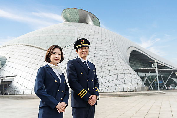 포토 JPG 주간 여자 남자 여행 유니폼 실내 서기 미소 상반신 20대 성인 야외 두명 앞모습 30대 한국인 공항 승무원 동료 손모으기 기장 인천국제공항 성인만 국내포토 자연요소 직업 옷 뷰포인트 관계 교통시설 모션 표정 사람 동양인 손짓 청년 내부 장년 인천 파일형식