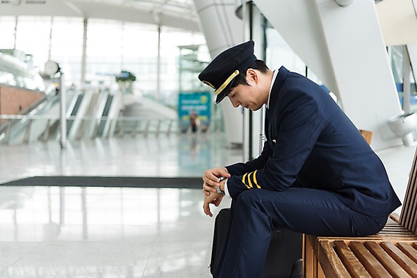 포토 JPG 남자 여행 유니폼 의자 실내 피곤 한명 앉기 상반신 성인 옆모습 30대 한국인 공항 승무원 기장 인천국제공항 성인남자한명만 국내포토 직업 1 옷 뷰포인트 가구 컨셉 교통시설 모션 사람 동양인 내부 장년 인천 남자한명만 성인남자만 파일형식