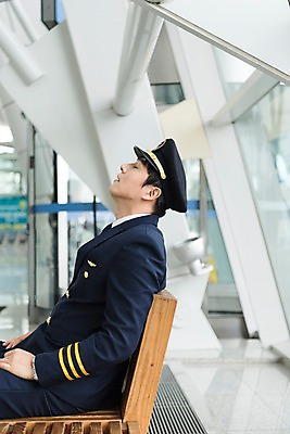 포토 JPG 남자 여행 유니폼 의자 실내 피곤 한명 앉기 상반신 성인 옆모습 30대 눈감음 한국인 공항 승무원 기장 인천국제공항 성인남자한명만 국내포토 직업 1 옷 뷰포인트 가구 컨셉 교통시설 모션 사람 동양인 내부 장년 인천 남자한명만 성인남자만 파일형식