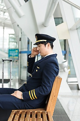 포토 JPG 남자 여행 유니폼 의자 휴식 실내 피곤 한명 앉기 상반신 성인 옆모습 30대 한국인 공항 승무원 기장 인천국제공항 성인남자한명만 눈비비기 국내포토 직업 1 옷 뷰포인트 가구 컨셉 교통시설 모션 사람 동양인 내부 장년 인천 남자한명만 성인남자만 파일형식