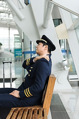 포토 JPG 남자 여행 유니폼 의자 실내 피곤 한명 앉기 상반신 성인 옆모습 30대 한국인 공항 승무원 기장 어깨주무르기 인천국제공항 성인남자한명만 국내포토 직업 1 옷 뷰포인트 가구 컨셉 교통시설 모션 사람 동양인 내부 장년 인천 주무르기 남자한명만 성인남자만 파일형식