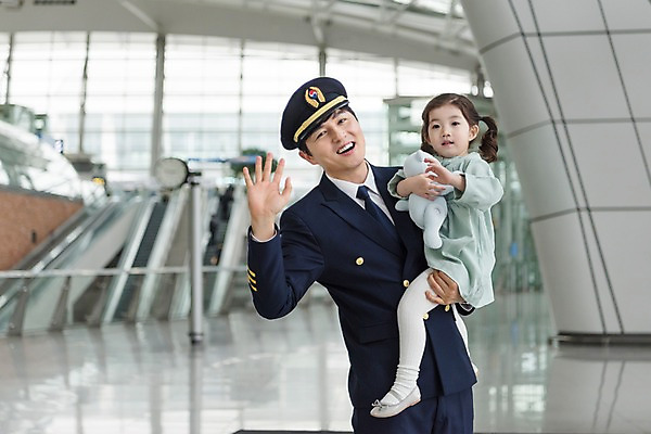 포토 JPG 여자 남자 어린이 여행 유니폼 안기 실내 서기 미소 상반신 성인 두명 앞모습 30대 곰인형 한국인 인사 공항 승무원 기장 인천국제공항 부녀 국내포토 직업 옷 딸 인형 뷰포인트 가족 교통시설 모션 표정 사람 동양인 내부 장년 예절 아빠 인천 파일형식