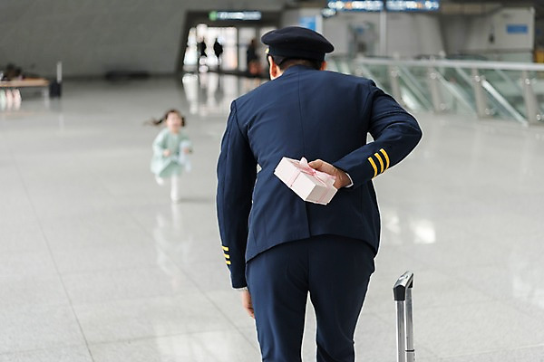 포토 JPG 남자 어린이 여행 유니폼 실내 선물 서기 상반신 성인 뒷모습 아웃포커스 30대 달리기 한국인 공항 비밀 승무원 기장 인천국제공항 부녀 국내포토 직업 옷 딸 뷰포인트 컨셉 가족 교통시설 모션 촬영기법 사람 동양인 내부 장년 아빠 인천 파일형식