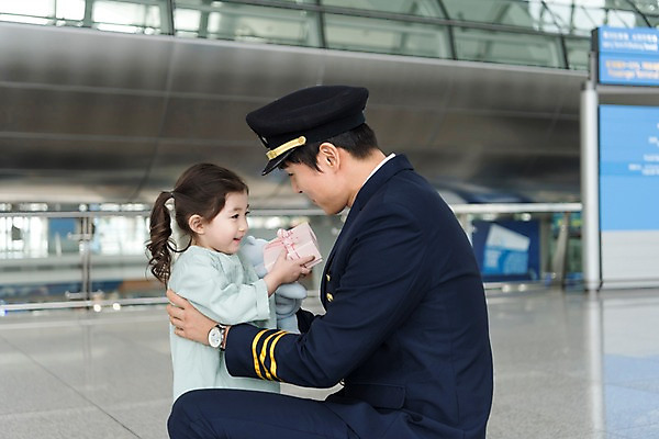 포토 JPG 여자 남자 어린이 여행 유니폼 실내 선물 서기 미소 상반신 성인 두명 옆모습 30대 곰인형 한국인 공항 승무원 기장 인천국제공항 부녀 국내포토 직업 옷 딸 인형 뷰포인트 가족 교통시설 모션 표정 사람 동양인 내부 장년 아빠 인천 파일형식