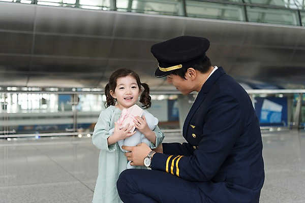 포토 JPG 여자 남자 어린이 여행 유니폼 실내 선물 서기 미소 상반신 성인 두명 앞모습 옆모습 30대 곰인형 한국인 공항 승무원 기장 인천국제공항 부녀 국내포토 직업 옷 딸 인형 뷰포인트 가족 교통시설 모션 표정 사람 동양인 내부 장년 아빠 인천 파일형식