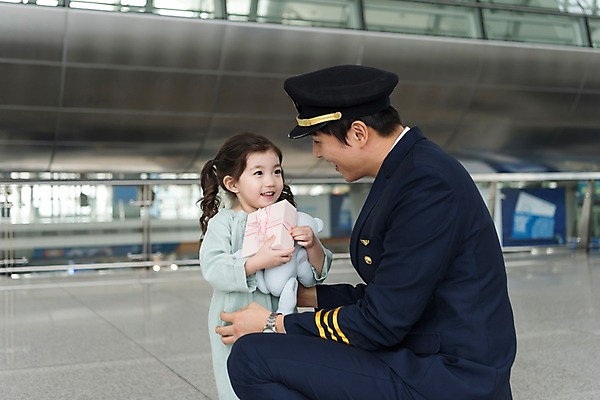 포토 JPG 여자 남자 어린이 여행 유니폼 실내 선물 서기 웃음 상반신 성인 두명 옆모습 30대 곰인형 한국인 공항 승무원 기장 인천국제공항 부녀 국내포토 직업 옷 딸 인형 뷰포인트 가족 교통시설 모션 표정 사람 동양인 내부 장년 아빠 인천 파일형식