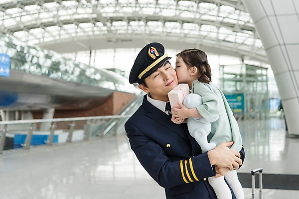 포토 JPG 여자 남자 어린이 여행 유니폼 안기 키스 실내 서기 미소 상반신 성인 두명 앞모습 30대 한국인 공항 승무원 기장 인천국제공항 부녀 국내포토 직업 옷 딸 뷰포인트 가족 교통시설 모션 표정 사람 동양인 내부 장년 아빠 애정표현 인천 파일형식