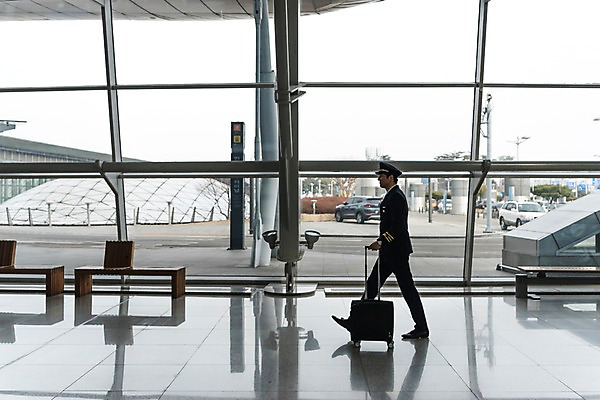 포토 JPG 주간 전신 남자 여행 유니폼 의자 실내 한명 성인 옆모습 30대 걷기 한국인 공항 승무원 창가 기장 인천국제공항 성인남자한명만 국내포토 자연요소 직업 1 옷 뷰포인트 가구 창문 교통시설 모션 사람 동양인 내부 장년 인천 남자한명만 성인남자만 파일형식