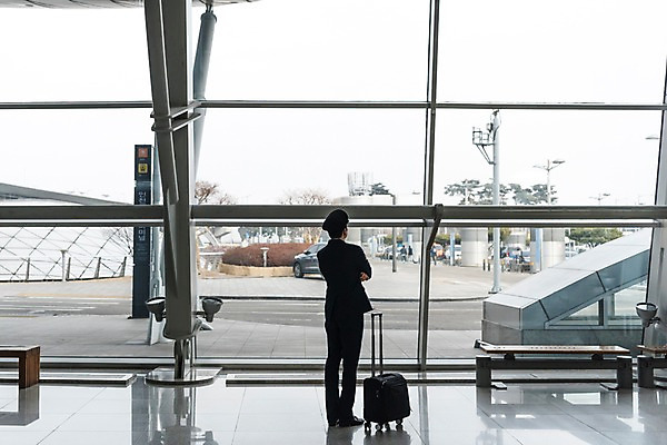 포토 JPG 주간 전신 남자 여행 유니폼 실내 한명 서기 성인 뒷모습 30대 캐리어 한국인 공항 승무원 창가 기장 인천국제공항 성인남자한명만 국내포토 자연요소 직업 1 옷 뷰포인트 창문 교통시설 모션 사람 동양인 내부 장년 여행가방 인천 남자한명만 성인남자만 파일형식