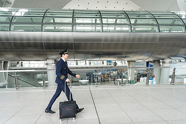 포토 JPG 전신 남자 여행 유니폼 실내 한명 성인 옆모습 30대 걷기 캐리어 한국인 공항 승무원 기장 인천국제공항 성인남자한명만 국내포토 직업 1 옷 뷰포인트 교통시설 모션 사람 동양인 내부 장년 여행가방 인천 남자한명만 성인남자만 파일형식