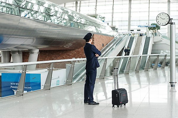 포토 JPG 전신 응시 남자 여행 유니폼 실내 한명 서기 성인 뒷모습 30대 팔짱 캐리어 한국인 공항 승무원 시계탑 에스컬레이터 기장 인천국제공항 성인남자한명만 국내포토 직업 1 시선 옷 뷰포인트 교통시설 모션 사람 동양인 내부 장년 탑 여행가방 인천 남자한명만 성인남자만 파일형식