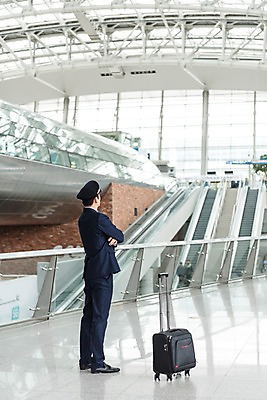 포토 JPG 전신 응시 남자 여행 유니폼 실내 한명 서기 성인 뒷모습 30대 팔짱 캐리어 한국인 공항 승무원 에스컬레이터 기장 인천국제공항 성인남자한명만 국내포토 직업 1 시선 옷 뷰포인트 교통시설 모션 사람 동양인 내부 장년 여행가방 인천 남자한명만 성인남자만 파일형식