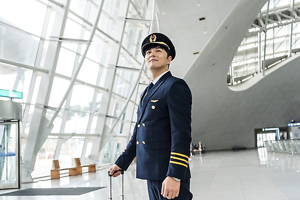 포토 JPG 남자 여행 유니폼 실내 한명 서기 미소 상반신 성인 옆모습 30대 캐리어 한국인 공항 승무원 기장 인천국제공항 회전문 성인남자한명만 국내포토 직업 1 옷 뷰포인트 교통시설 모션 표정 사람 동양인 내부 장년 문 여행가방 인천 남자한명만 성인남자만 파일형식