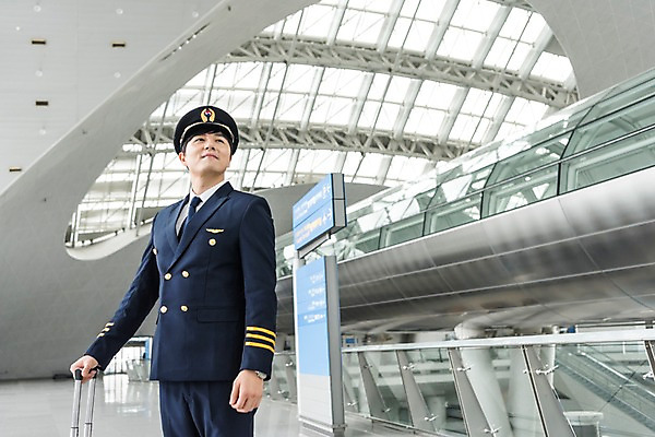 포토 JPG 남자 여행 유니폼 실내 한명 서기 상반신 성인 앞모습 30대 캐리어 한국인 표지판 공항 승무원 기장 인천국제공항 성인남자한명만 국내포토 직업 1 옷 뷰포인트 교통시설 모션 알림판 사람 동양인 내부 장년 여행가방 인천 남자한명만 성인남자만 파일형식