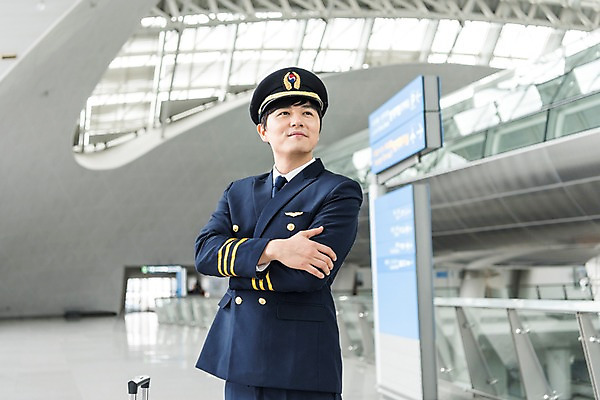 포토 JPG 남자 여행 유니폼 실내 한명 서기 미소 상반신 성인 옆모습 30대 팔짱 캐리어 한국인 표지판 공항 승무원 기장 인천국제공항 성인남자한명만 국내포토 직업 1 옷 뷰포인트 교통시설 모션 알림판 표정 사람 동양인 내부 장년 여행가방 인천 남자한명만 성인남자만 파일형식