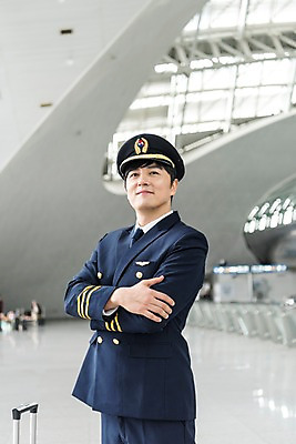 포토 JPG 남자 여행 유니폼 실내 한명 서기 미소 상반신 성인 옆모습 30대 팔짱 캐리어 한국인 공항 승무원 기장 인천국제공항 성인남자한명만 국내포토 직업 1 옷 뷰포인트 교통시설 모션 표정 사람 동양인 내부 장년 여행가방 인천 남자한명만 성인남자만 파일형식