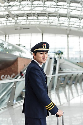 포토 JPG 남자 여행 유니폼 실내 한명 서기 미소 상반신 성인 뒷모습 30대 캐리어 한국인 뒤돌아보기 공항 승무원 기장 인천국제공항 성인남자한명만 국내포토 직업 1 옷 뷰포인트 교통시설 모션 표정 사람 동양인 내부 장년 여행가방 인천 남자한명만 성인남자만 파일형식