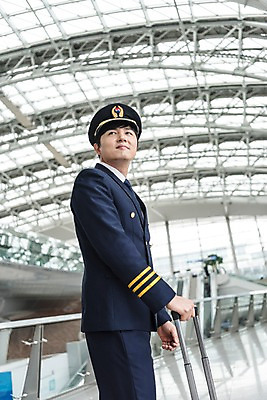 포토 JPG 남자 여행 유니폼 실내 한명 서기 상반신 성인 옆모습 30대 캐리어 한국인 공항 승무원 기장 인천국제공항 성인남자한명만 국내포토 직업 1 옷 뷰포인트 교통시설 모션 사람 동양인 내부 장년 여행가방 인천 남자한명만 성인남자만 파일형식