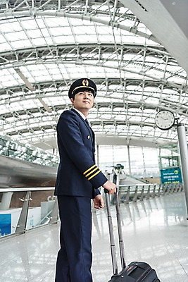 포토 JPG 남자 여행 유니폼 실내 한명 서기 상반신 성인 옆모습 30대 캐리어 한국인 공항 승무원 시계탑 기장 인천국제공항 성인남자한명만 국내포토 직업 1 옷 뷰포인트 교통시설 모션 사람 동양인 내부 장년 탑 여행가방 인천 남자한명만 성인남자만 파일형식