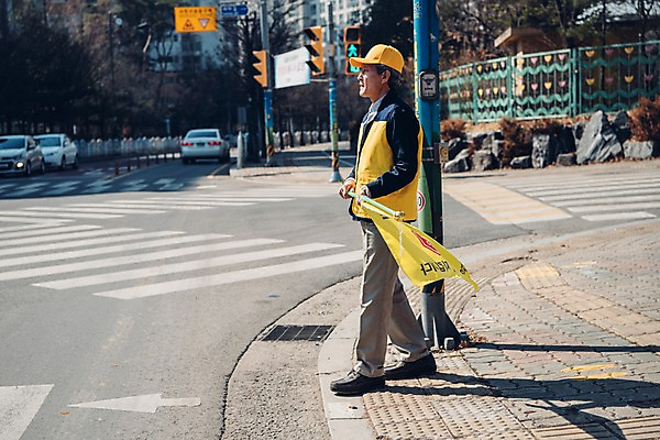 포토 JPG 주간 전신 노년 남자 도로 자동차 한명 서기 들기 야외 옆모습 실버라이프 한국인 깃발 횡단보도 60대 신호등 교통안전 실버취업 청신호 어린이보호구역 노인남자한명만 등하교도우미 국내포토 자연요소 직업 1 라이프스타일 길 육상교통 뷰포인트 교통시설 모션 안전 사람 동양인 성인 구직 보행로 보호구역 남자한명만 노인남자만 파일형식