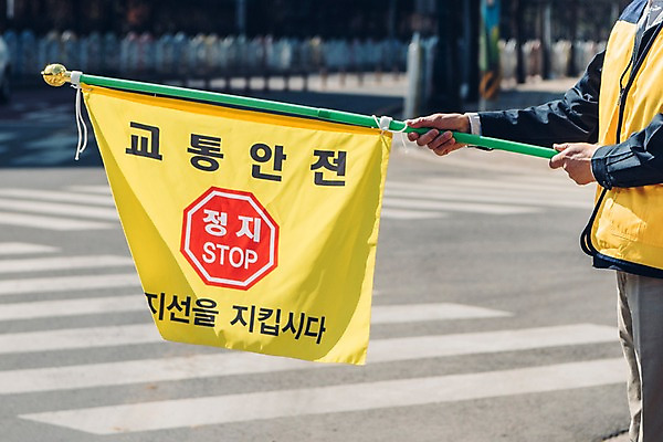포토 JPG 주간 노년 남자 한명 서기 들기 상반신 야외 옆모습 실버라이프 한국인 깃발 횡단보도 60대 교통안전 실버취업 노인남자한명만 등하교도우미 국내포토 자연요소 직업 1 라이프스타일 뷰포인트 모션 안전 사람 동양인 성인 구직 보행로 남자한명만 노인남자만 파일형식