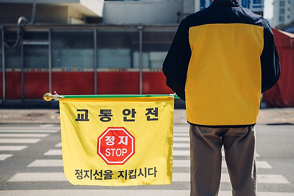 포토 JPG 주간 노년 남자 한명 서기 들기 상반신 야외 뒷모습 실버라이프 한국인 깃발 횡단보도 60대 교통안전 실버취업 노인남자한명만 등하교도우미 국내포토 자연요소 직업 1 라이프스타일 뷰포인트 모션 안전 사람 동양인 성인 구직 보행로 남자한명만 노인남자만 파일형식