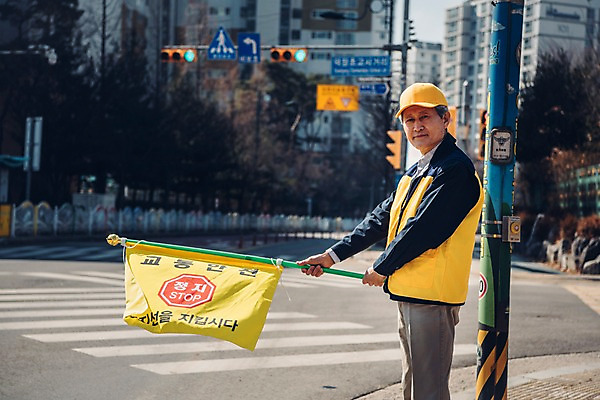 포토 JPG 주간 응시 노년 남자 도로 한명 서기 들기 상반신 야외 옆모습 실버라이프 한국인 깃발 횡단보도 60대 신호등 교통안전 실버취업 노인남자한명만 등하교도우미 국내포토 자연요소 직업 1 라이프스타일 시선 길 뷰포인트 교통시설 모션 안전 사람 동양인 성인 구직 보행로 남자한명만 노인남자만 파일형식