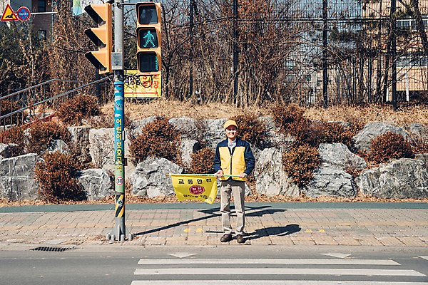 포토 JPG 주간 전신 노년 남자 한명 서기 들기 야외 앞모습 실버라이프 한국인 깃발 횡단보도 60대 신호등 교통안전 실버취업 청신호 노인남자한명만 등하교도우미 국내포토 자연요소 직업 1 라이프스타일 뷰포인트 모션 안전 사람 동양인 성인 구직 보행로 남자한명만 노인남자만 파일형식