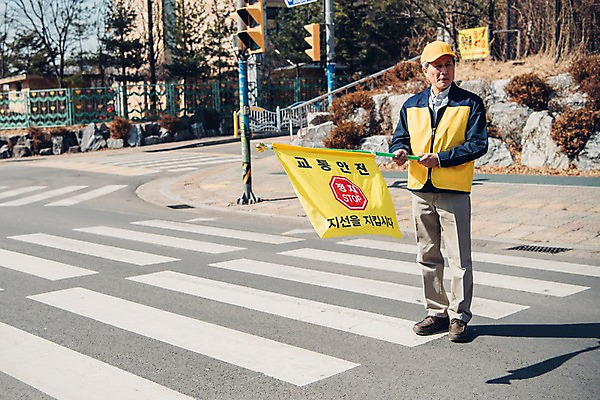 포토 JPG 주간 전신 응시 노년 남자 학교 한명 서기 들기 야외 앞모습 실버라이프 한국인 깃발 횡단보도 60대 신호등 교통안전 실버취업 노인남자한명만 등하교도우미 국내포토 자연요소 직업 1 라이프스타일 시선 교육 뷰포인트 모션 안전 사람 동양인 성인 구직 보행로 남자한명만 노인남자만 파일형식