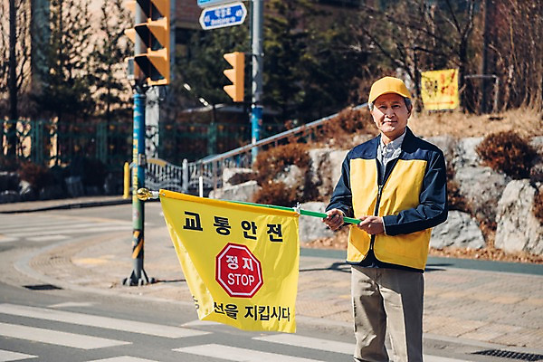 포토 JPG 주간 노년 남자 한명 서기 들기 상반신 야외 앞모습 실버라이프 한국인 깃발 횡단보도 60대 신호등 교통안전 실버취업 노인남자한명만 등하교도우미 국내포토 자연요소 직업 1 라이프스타일 뷰포인트 모션 안전 사람 동양인 성인 구직 보행로 남자한명만 노인남자만 파일형식