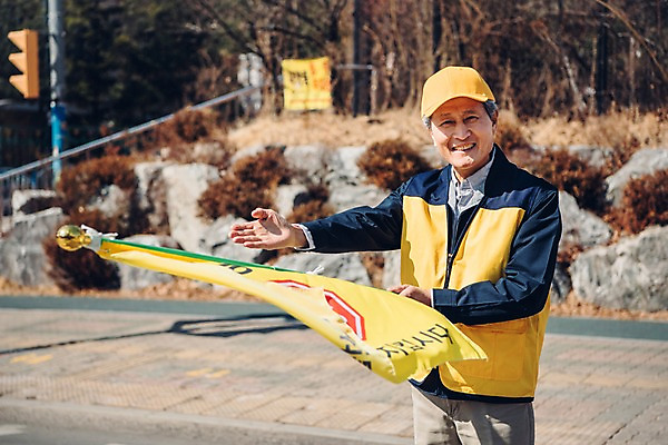 포토 JPG 주간 노년 남자 길 안내 한명 서기 미소 들기 초원 상반신 야외 앞모습 실버라이프 한국인 깃발 60대 신호등 교통안전 실버취업 노인남자한명만 등하교도우미 국내포토 자연요소 직업 1 라이프스타일 뷰포인트 모션 표정 안전 사람 동양인 성인 구직 남자한명만 노인남자만 파일형식