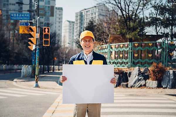 포토 JPG 주간 배너 노년 남자 사각프레임 광고판 알림판 한명 서기 미소 들기 상반신 야외 앞모습 실버라이프 한국인 횡단보도 60대 신호등 실버취업 노인남자한명만 등하교도우미 국내포토 자연요소 직업 1 라이프스타일 뷰포인트 모션 프레임 표정 사람 동양인 성인 사각형 구직 보행로 판 남자한명만 노인남자만 파일형식
