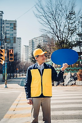 포토 JPG 주간 응시 노년 남자 말풍선 한명 서기 상반신 야외 앞모습 실버라이프 한국인 횡단보도 60대 신호등 실버취업 노인남자한명만 등하교도우미 국내포토 자연요소 직업 1 라이프스타일 시선 뷰포인트 모션 사람 동양인 성인 구직 보행로 남자한명만 노인남자만 파일형식