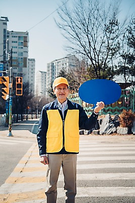 포토 JPG 주간 노년 남자 말풍선 한명 서기 들기 상반신 야외 앞모습 실버라이프 한국인 횡단보도 60대 신호등 실버취업 노인남자한명만 등하교도우미 국내포토 자연요소 직업 1 라이프스타일 뷰포인트 모션 사람 동양인 성인 구직 보행로 남자한명만 노인남자만 파일형식