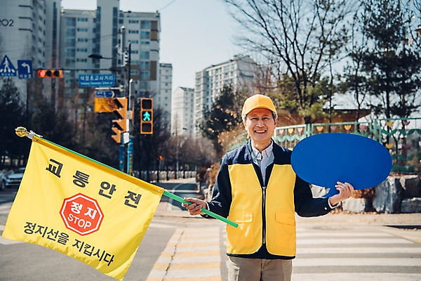 포토 JPG 주간 노년 남자 도로 말풍선 학교 한명 미소 들기 상반신 야외 앞모습 실버라이프 한국인 깃발 횡단보도 60대 교통안전 실버취업 노인남자한명만 등하교도우미 국내포토 자연요소 직업 1 라이프스타일 교육 길 뷰포인트 교통시설 모션 표정 안전 사람 동양인 성인 구직 보행로 남자한명만 노인남자만 파일형식