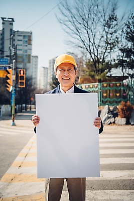 포토 JPG 주간 배너 노년 남자 학교 사각프레임 광고판 알림판 한명 서기 미소 들기 상반신 야외 앞모습 실버라이프 한국인 횡단보도 60대 실버취업 노인남자한명만 등하교도우미 국내포토 자연요소 직업 1 라이프스타일 교육 뷰포인트 모션 프레임 표정 사람 동양인 성인 사각형 구직 보행로 판 남자한명만 노인남자만 파일형식
