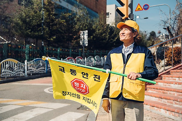 포토 JPG 주간 노년 남자 한명 상반신 야외 앞모습 실버라이프 한국인 60대 실버취업 노인남자한명만 등하교도우미 국내포토 자연요소 직업 1 라이프스타일 뷰포인트 사람 동양인 성인 구직 남자한명만 노인남자만 파일형식