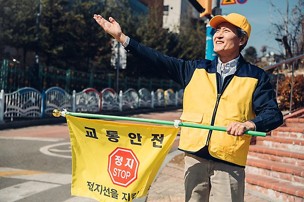 포토 JPG 주간 노년 남자 학교 안내 한명 서기 들기 상반신 야외 앞모습 실버라이프 계단 한국인 깃발 횡단보도 60대 교통안전 실버취업 노인남자한명만 등하교도우미 국내포토 자연요소 직업 1 라이프스타일 교육 뷰포인트 모션 안전 사람 동양인 성인 구직 보행로 남자한명만 노인남자만 파일형식