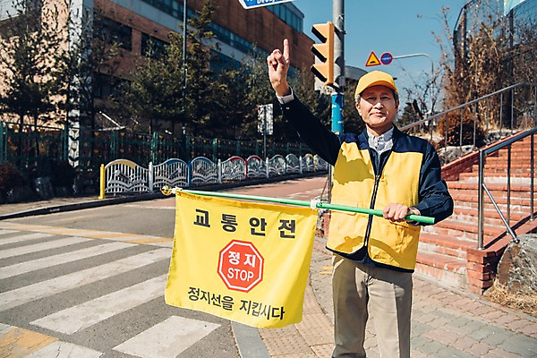 포토 JPG 주간 1 노년 남자 학교 한명 서기 들기 상반신 야외 앞모습 실버라이프 계단 한국인 깃발 횡단보도 60대 교통안전 실버취업 노인남자한명만 등하교도우미 국내포토 자연요소 직업 라이프스타일 교육 뷰포인트 모션 안전 사람 동양인 성인 구직 보행로 남자한명만 노인남자만 파일형식