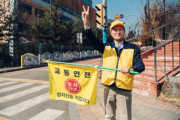 포토 JPG 주간 노년 남자 도로 2 학교 한명 서기 미소 들기 상반신 야외 앞모습 실버라이프 계단 한국인 깃발 횡단보도 60대 교통안전 실버취업 노인남자한명만 등하교도우미 국내포토 자연요소 직업 1 라이프스타일 교육 길 뷰포인트 교통시설 모션 표정 안전 사람 동양인 성인 구직 보행로 남자한명만 노인남자만 파일형식