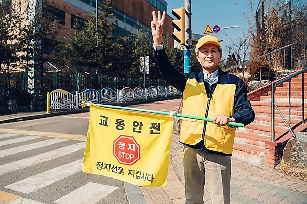 포토 JPG 주간 노년 남자 학교 3 한명 서기 들기 상반신 야외 앞모습 실버라이프 계단 한국인 깃발 횡단보도 60대 교통안전 실버취업 노인남자한명만 등하교도우미 국내포토 자연요소 직업 1 라이프스타일 교육 뷰포인트 모션 안전 사람 동양인 성인 구직 보행로 남자한명만 노인남자만 파일형식