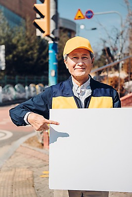 포토 JPG 주간 배너 노년 남자 학교 사각프레임 광고판 알림판 한명 미소 들기 상반신 야외 앞모습 실버라이프 한국인 가리킴 60대 교통안전 실버취업 노인남자한명만 등하교도우미 국내포토 자연요소 직업 1 라이프스타일 교육 뷰포인트 모션 프레임 표정 안전 사람 동양인 손짓 성인 사각형 구직 판 남자한명만 노인남자만 파일형식