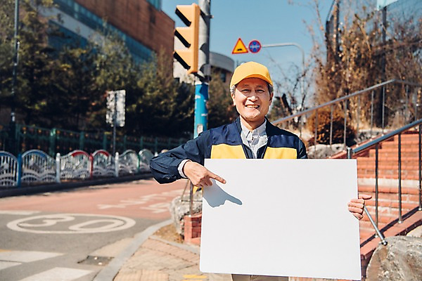 포토 JPG 주간 배너 노년 남자 도로 학교 사각프레임 광고판 알림판 한명 미소 들기 상반신 야외 앞모습 실버라이프 한국인 가리킴 60대 교통안전 실버취업 노인남자한명만 등하교도우미 국내포토 자연요소 직업 1 라이프스타일 교육 길 뷰포인트 교통시설 모션 프레임 표정 안전 사람 동양인 손짓 성인 사각형 구직 판 남자한명만 노인남자만 파일형식