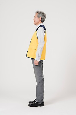 포토 JPG 스튜디오촬영 전신 노년 남자 실내 한명 서기 옆모습 실버라이프 한국인 조끼 60대 실버취업 노인남자한명만 등하교도우미 국내포토 직업 1 라이프스타일 뷰포인트 모션 사람 동양인 성인 내부 외투 구직 남자한명만 노인남자만 파일형식