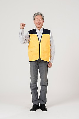 포토 JPG 스튜디오촬영 전신 노년 남자 실내 한명 서기 미소 앞모습 실버라이프 파이팅 주먹 한국인 60대 실버취업 노인남자한명만 등하교도우미 국내포토 직업 1 라이프스타일 뷰포인트 모션 표정 사람 동양인 성인 내부 구직 남자한명만 노인남자만 파일형식 컨셉 인종 생활 남자만 노인만 성인만