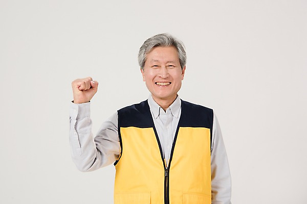 포토 JPG 스튜디오촬영 노년 남자 실내 한명 미소 상반신 앞모습 실버라이프 파이팅 주먹 한국인 조끼 60대 실버취업 노인남자한명만 등하교도우미 국내포토 직업 1 라이프스타일 뷰포인트 모션 표정 사람 동양인 성인 내부 외투 구직 남자한명만 노인남자만 파일형식