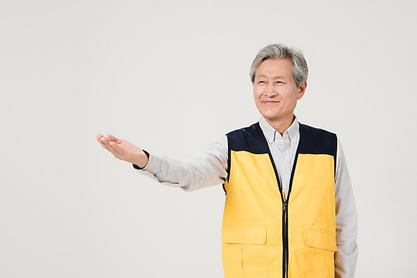 포토 JPG 스튜디오촬영 노년 남자 안내 실내 한명 서기 미소 상반신 앞모습 실버라이프 한국인 조끼 60대 손내밀기 실버취업 노인남자한명만 등하교도우미 국내포토 직업 1 라이프스타일 뷰포인트 모션 표정 사람 동양인 손짓 성인 내부 외투 구직 남자한명만 노인남자만 파일형식