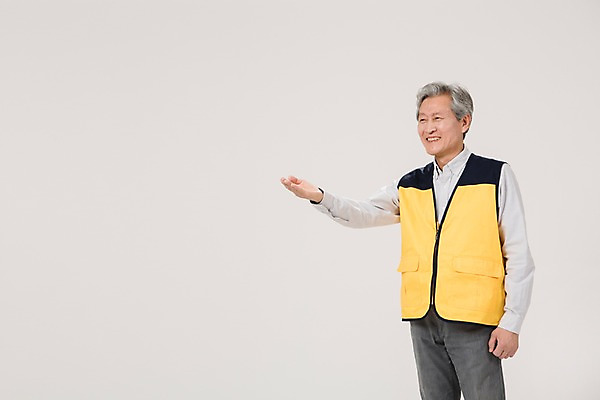 포토 JPG 스튜디오촬영 노년 남자 안내 실내 한명 서기 미소 상반신 앞모습 실버라이프 한국인 조끼 60대 손내밀기 실버취업 노인남자한명만 등하교도우미 국내포토 직업 1 라이프스타일 뷰포인트 모션 표정 사람 동양인 손짓 성인 내부 외투 구직 남자한명만 노인남자만 파일형식